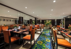 Aamiainen ja lounas; aasialainen keittiö, näkymät puutarhaan