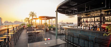 2 bars, bar en milieu de piscine, bar en bord de piscine