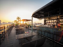 2 bars/lounges, swim-up bar, poolside bar