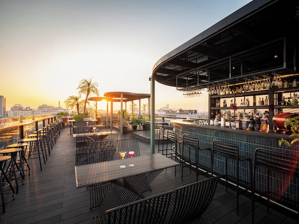 2 bars/lounges, swim-up bar, poolside bar