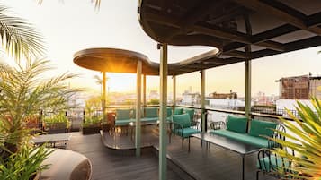 2 bars/lounges, swim-up bar, poolside bar