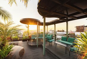 2 bars/lounges, swim-up bar, poolside bar