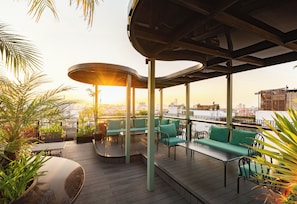 2 bars/lounges, swim-up bar, poolside bar