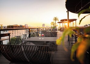 2 bars/lounges, swim-up bar, poolside bar - Hanoi Solis Hotel (Hanoi)