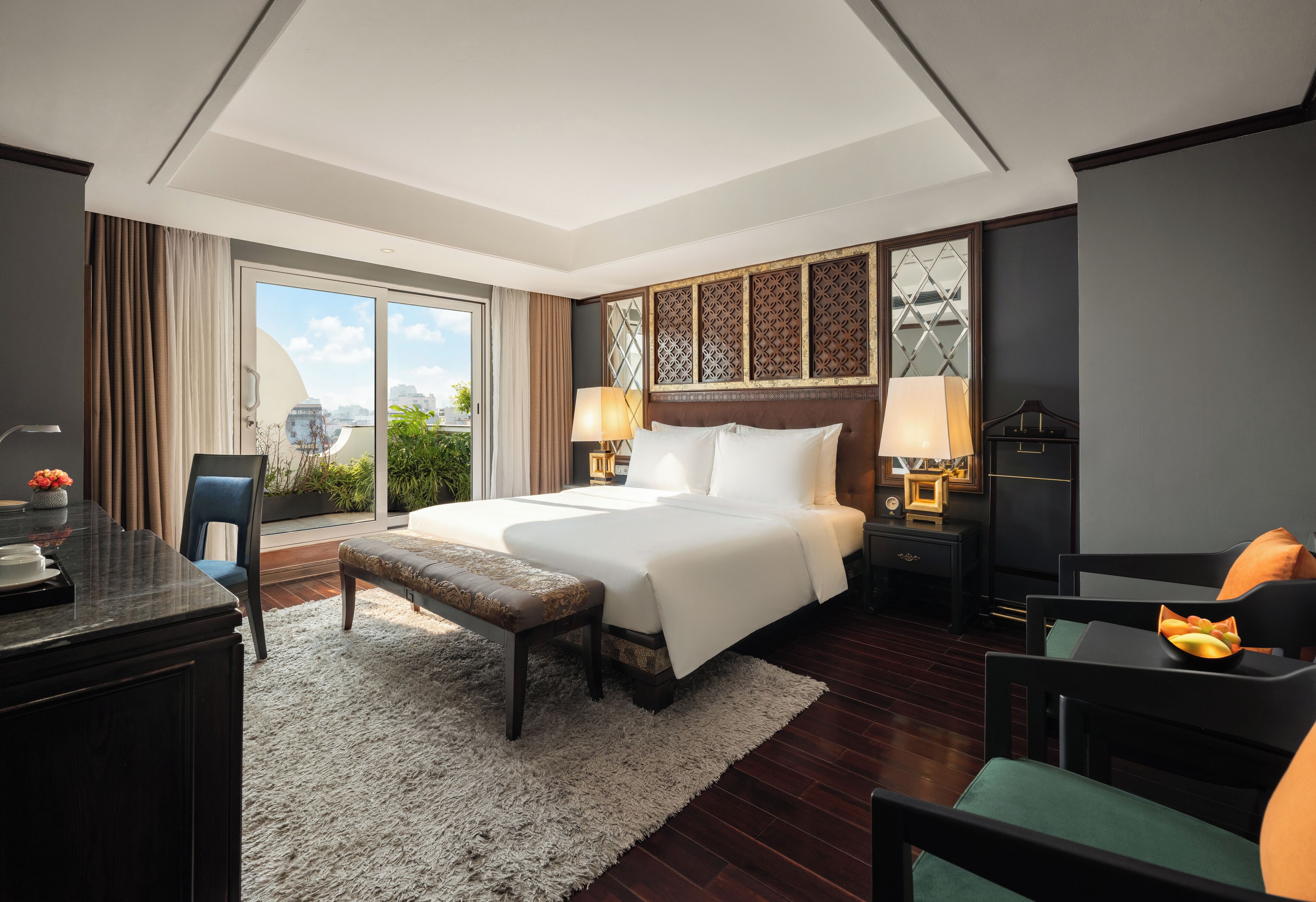 Suite Balcony with City View | Premium bedding, pillowtop beds, minibar, in-room safe