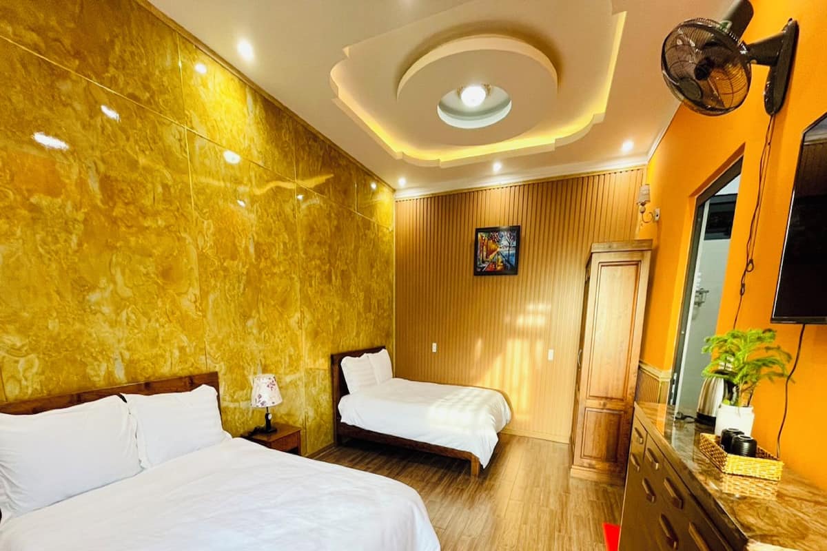 Standard Quadruple Room, 2 Queen Beds, Private Bathroom | Free WiFi, bed sheets