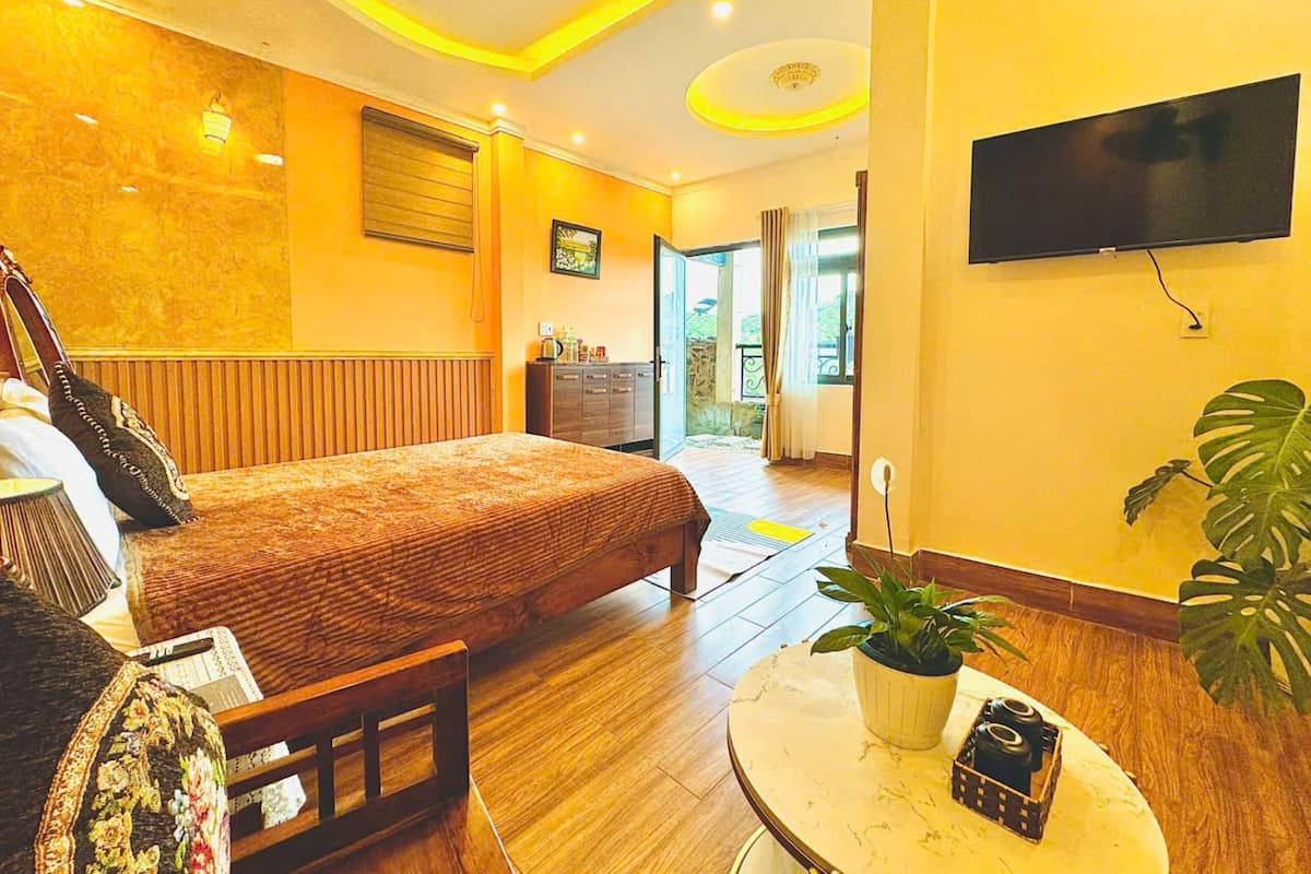 Basic Double Room, 1 Queen Bed, Private Bathroom | Free WiFi, bed sheets