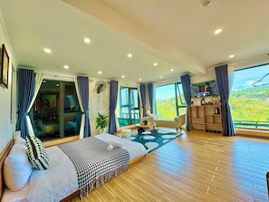 Junior Room, 1 Queen Bed, Mountain View