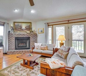 TV, fireplace - Golf Course Views w Fireplace & Resort Amenities (Hedgesville)