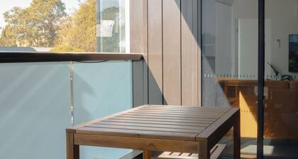 Prime canberra CBD 3 Bedroom apartment with one min walk to canberra centre mall