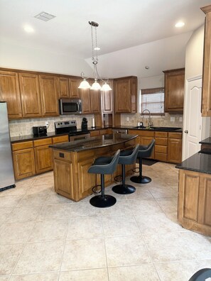 Frigorifero, microonde, forno, piano cottura