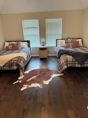 5 bedrooms, iron/ironing board, WiFi, bed sheets