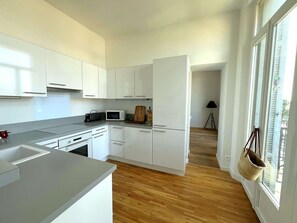 Fridge, oven, dishwasher, toaster