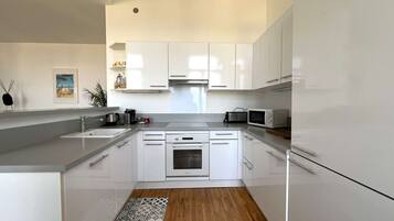 Réfrigérateur, four, lave-vaisselle, grille-pain