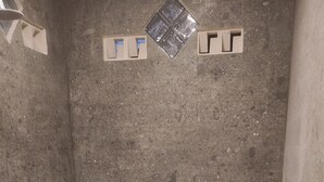 提供毛巾、番梘、廁紙