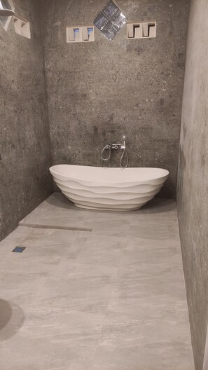 Serviettes fournies, savon, papier toilette