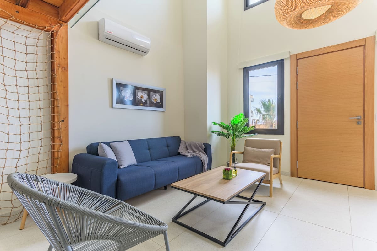 Sea Loft 1 | Sala de estar | Smart TV de 43 pulgadas con canales digitales y servicios de streaming