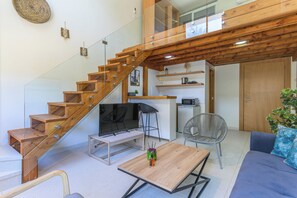 Apartament | Sala d'estar | Televisor intel·ligent de 43 polzades amb canals digitals
