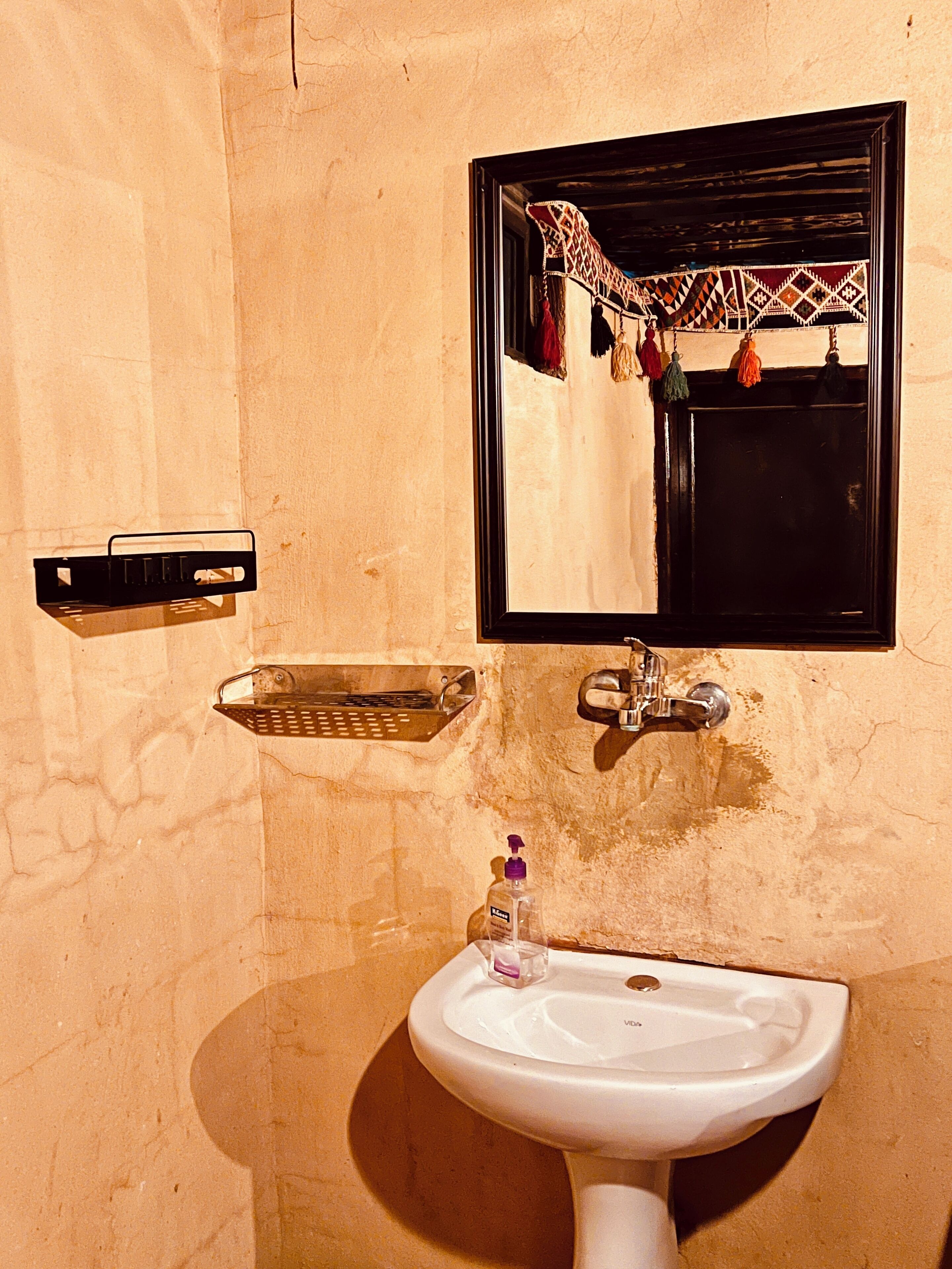 Ducha, bañera de hidromasaje, toallas, jabón