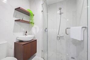 Apartment, 1 Bedroom, City View | Bathroom | Towels - Vayen by Kozystay - Semanggi (Jakarta)