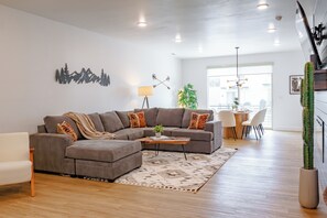 Una Smart TV, una chimenea