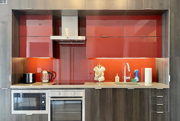 Deluxe Apartment, City View | Private kitchen