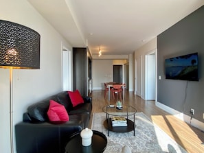 Deluxe Apartment, City View | Living area