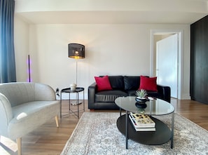 Deluxe Apartment, City View | Living area