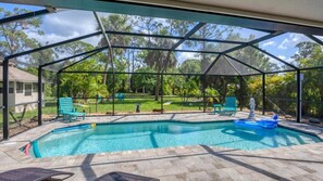 A heated pool - Dolphin Family Tides - oversized lot with privacy, walk to beach (Englewood)