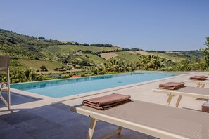 Pool - Elegant and comfortable villa with a private pool, only 10 minutes from the beaches of Grottammare (Ripatransone)