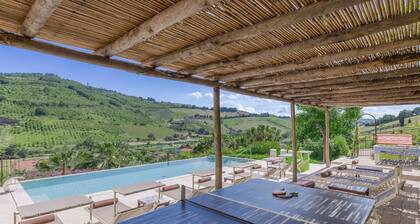 Elegant and comfortable villa with a private pool, only 10 minutes from the beaches of Grottammare