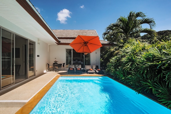 Outdoor pool, pool umbrellas, pool loungers - Villa Thailee (Krabi)