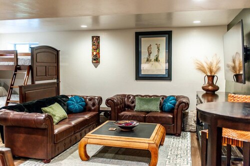 Creek-Hot Tub-View-Pets-10min DT