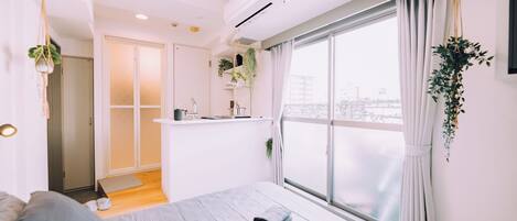 Escritorio y tabla de planchar con plancha