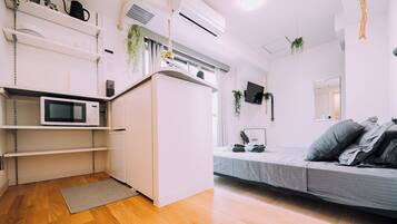 Apartment, 1 Double Bed, Non Smoking | Desk, iron/ironing board