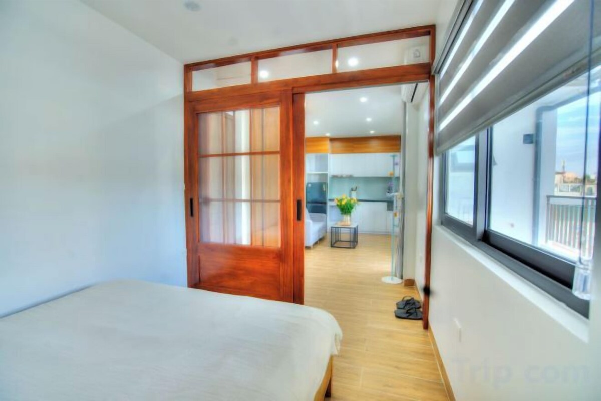 Desk, soundproofing, WiFi (free), individually furnished