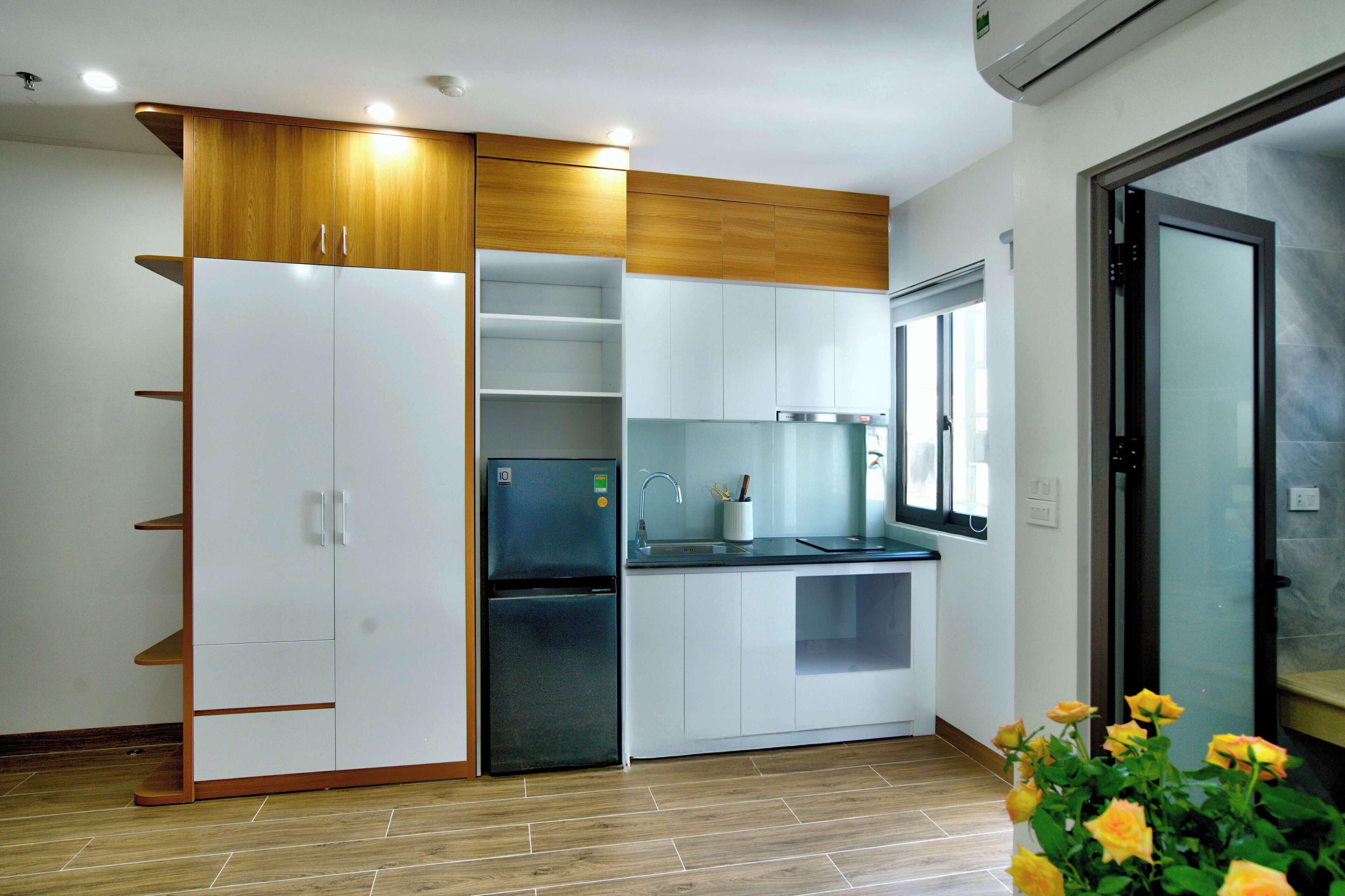 Luksusstudiosviitti, kaupunkinäköala | Yksityinen keittiö | Täysikokoinen jääkaappi, liesi, keittoastiat/astiat/ruokailuvälineet