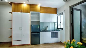 Luksusstudiosviitti, kaupunkinäköala | Yksityinen keittiö | Täysikokoinen jääkaappi, liesi, keittoastiat/astiat/ruokailuvälineet