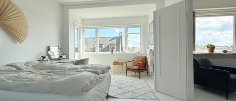 2 habitaciones, tabla de planchar con plancha y cuna de viaje