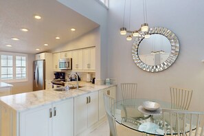 Réfrigérateur, micro-ondes, lave-vaisselle, cafetière/bouilloire