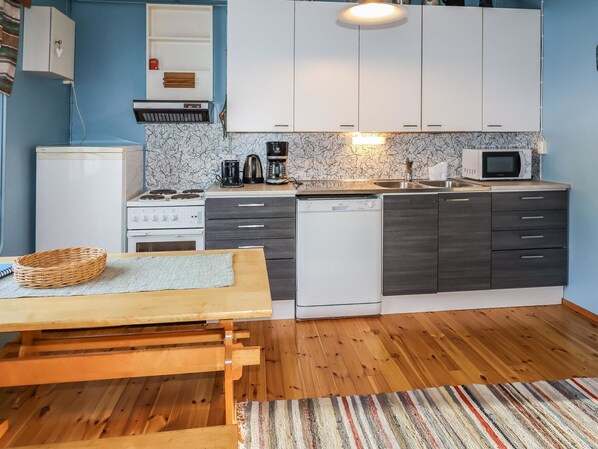 Fridge, microwave, dishwasher, cookware/dishes/utensils