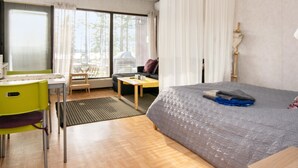 Une chambre à coucher avec un lit, un bureau et une chaise.