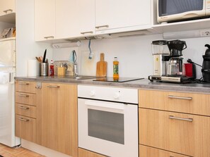 Jääkaappi, mikroaaltouuni, keittoastiat/astiat/ruokailuvälineet