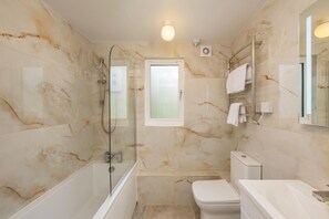 Toalhas de banho, papel higiênico