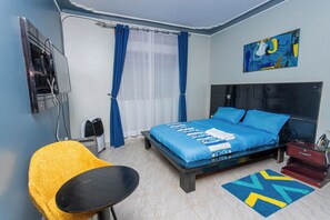 Escritorio, espacio para trabajar con laptop y wifi gratis 