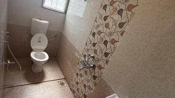 Deluxe Double Room, City View | Bathroom | Towels