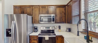 Brand new home w/ patio & mountain views, close to golf, lakes, town & more
