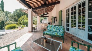 A covered patio area with a table, chairs, and a sofa. - Villa Hokiss - Private pool on 1 ha of nature (Le Muy)
