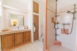 Shower, hair dryer, towels, toilet paper - Villa Hokiss - Private pool on 1 ha of nature (Le Muy)