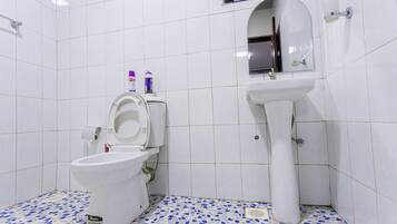 Luxury Apartment, Balcony | Bathroom | Shower, towels